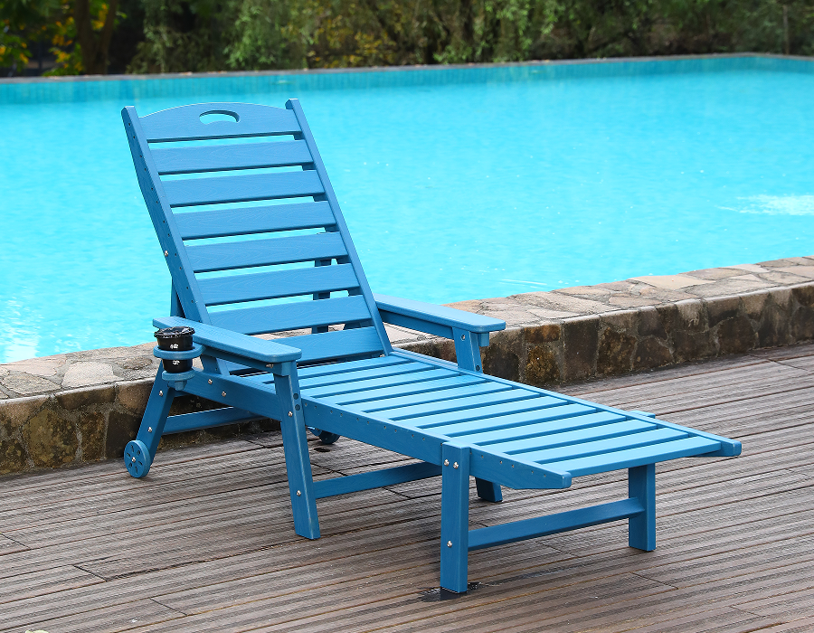 Tauchbereiter blauer Adirondack-Loungesessel aus HDPE am Pool