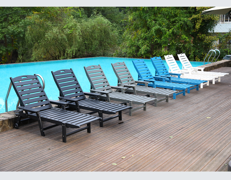 Tauchbereiter blauer Adirondack-Loungesessel aus HDPE am Pool