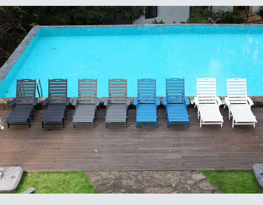 Tauchbereiter blauer Adirondack-Loungesessel aus HDPE am Pool