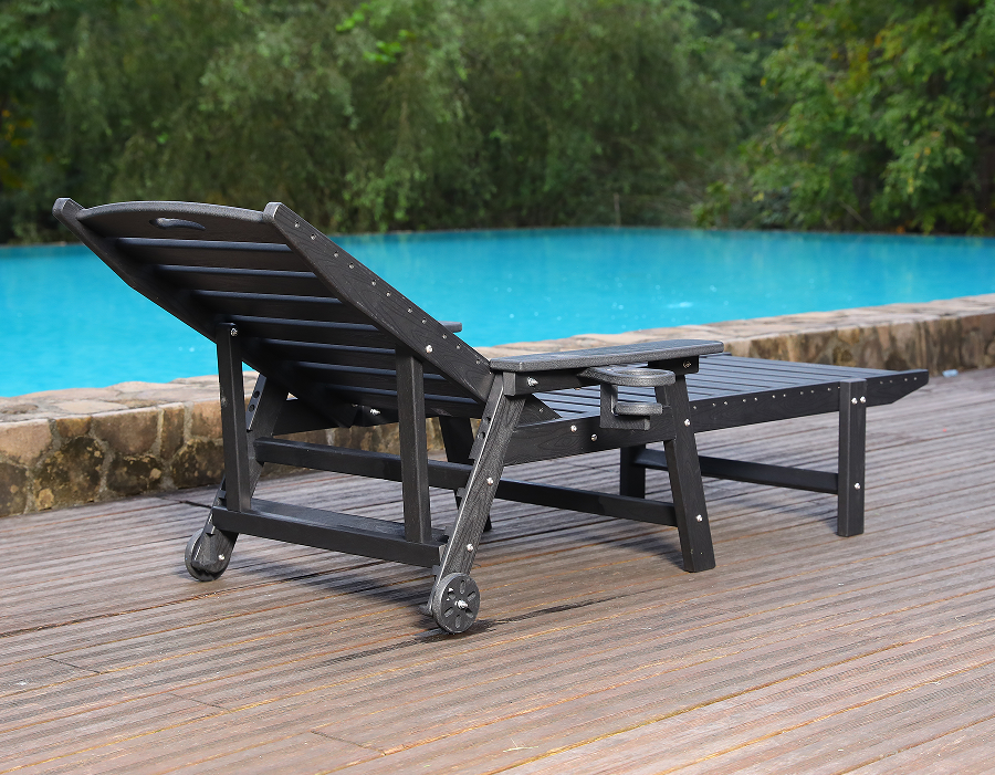 Tauchbereiter blauer Adirondack-Loungesessel aus HDPE am Pool